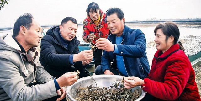 一人富不算富，大家富才算富。钱根宝（右二）请来大陇镇农业服务中心的水产专家（左二）给社员们上养殖课。